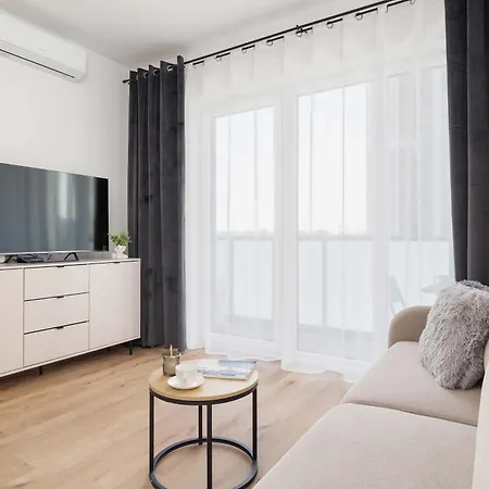 Апартаменты Cosy In The Centre Of With Parking By Renters *