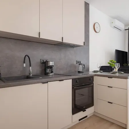 Cosy In The Centre Of With Parking By Renters Lägenhet