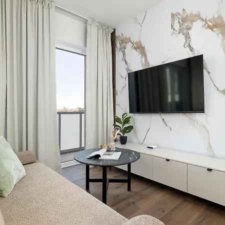 Апартаменты Cosy In The Centre Of With Parking By Renters